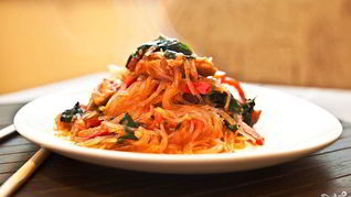 Стеклянная лапша с индейкой и шпинатом