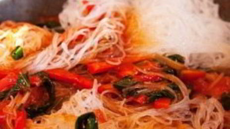 стеклянная лапша с индейкой и шпинатом