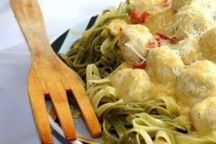 Паста с куриными тефтелями под тыквенным соусом