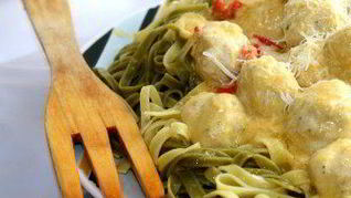 Паста с куриными тефтелями под тыквенным соусом