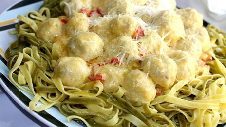 паста с куриными тефтелями под тыквенным соусом