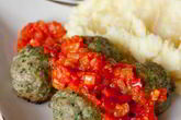 Шпинатные тефтели с перечным соусом