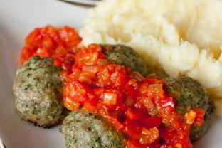 Шпинатные тефтели с перечным соусом