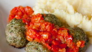 Шпинатные тефтели с перечным соусом