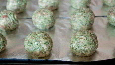 шпинатные тефтели с перечным соусом