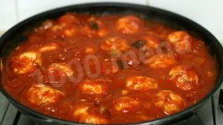 Тефтели куриные с рисом в томатном соусе