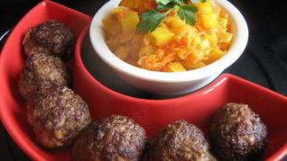 Тефтели с бананами, кешью и карри с манговым соусом