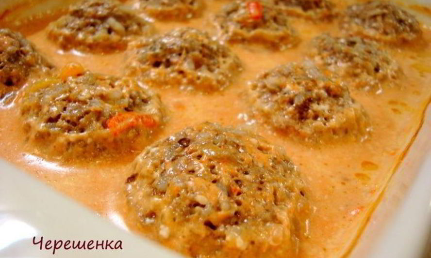 Рецепт тефтелей с грибами, запеченные в духовке в томатно-сметанном соусе