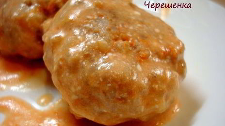 тефтели с грибами, запеченные в духовке в томатно-сметанном соусе