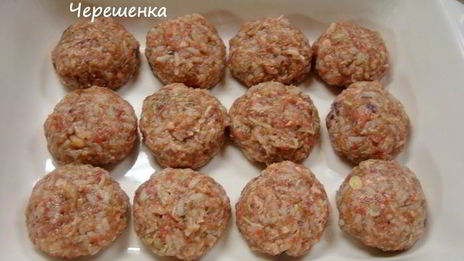 тефтели с грибами, запеченные в духовке в томатно-сметанном соусе