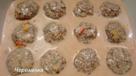 тефтели с грибами, запеченные в духовке в томатно-сметанном соусе