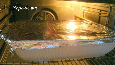 тефтели с грибами, запеченные в духовке в томатно-сметанном соусе