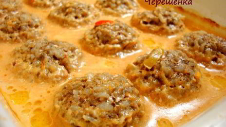 тефтели с грибами, запеченные в духовке в томатно-сметанном соусе