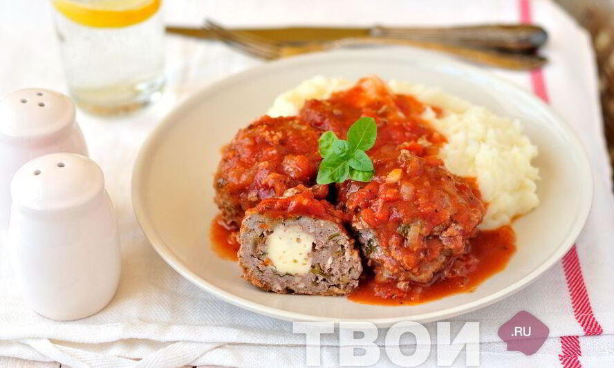 Рецепт тефтелей с сырной начинкой в томатном соусе