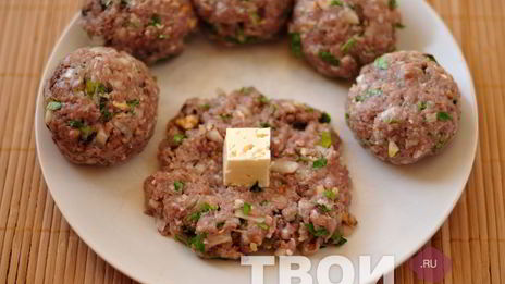 тефтели с сырной начинкой в томатном соусе