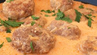 Тефтели с томатным подливом на сметане