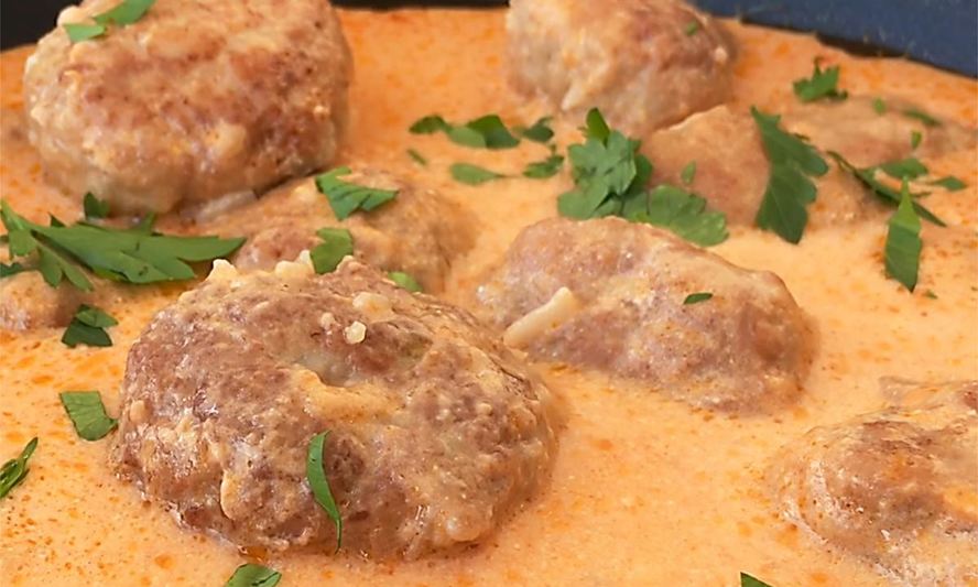 Рецепт тефтелей с томатным подливом на сметане