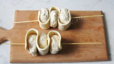 тефтели со слоеным тестом на шпажках