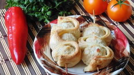 тефтели со слоеным тестом на шпажках