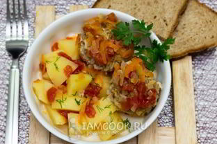 Тефтели, тушенные с картофелем