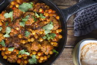 Тефтели в томатном соусе с нутом