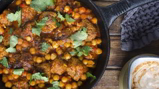 Тефтели в томатном соусе с нутом