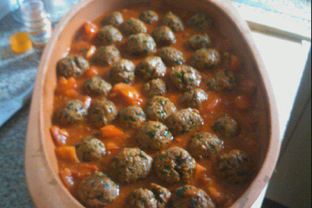 Тефтели в томатном соусе с яйцами