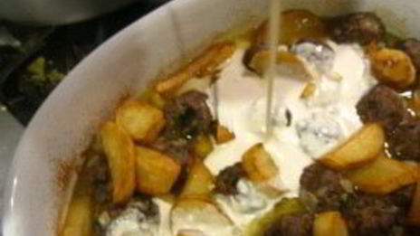 тушеная картошка с тефтелями