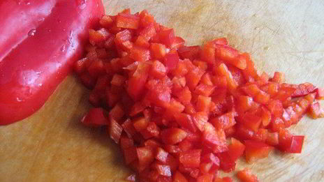 красные паровые вареники с творогом и паприкой