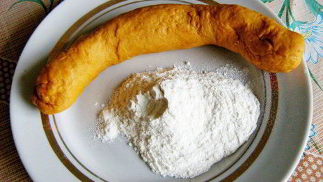 красные паровые вареники с творогом и паприкой