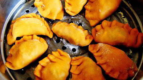 красные паровые вареники с творогом и паприкой