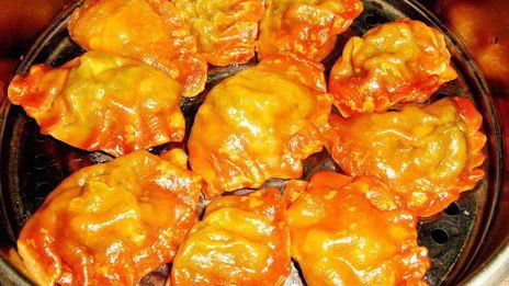 красные паровые вареники с творогом и паприкой