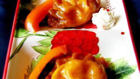 красные паровые вареники с творогом и паприкой