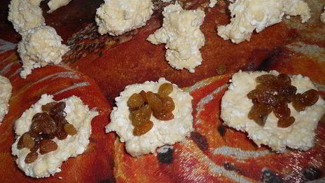 ленивые вареники с имбирем, фаршированные изюмом