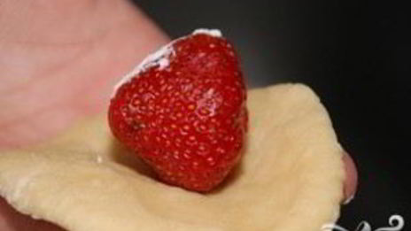 паровые творожные вареники с клубникой