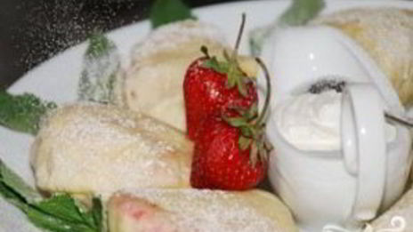 паровые творожные вареники с клубникой