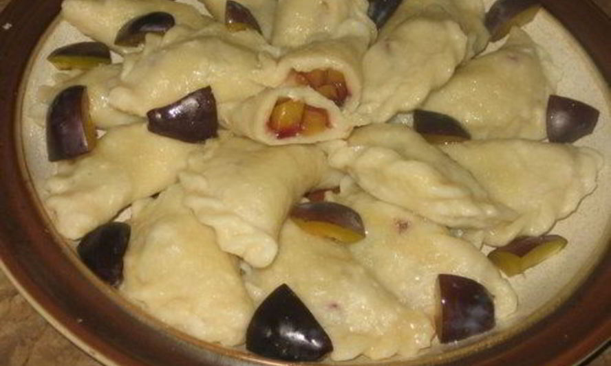 Рецепт вареников из творожного теста со сливами