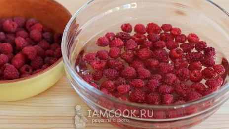 вареники на воде со свежей малиной