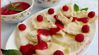 Вареники с творогом и мятно-малиновым соусом