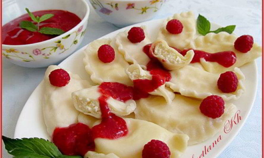 Рецепт вареников с творогом и мятно-малиновым соусом