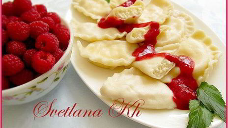 вареники с творогом и мятно-малиновым соусом