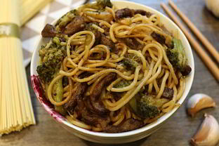 Яичная лапша с говядиной и брокколи