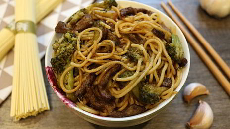яичная лапша с говядиной и брокколи