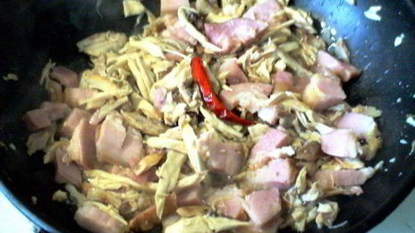 яичная лапша с грудинкой