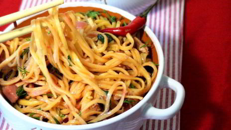 яичная лапша с грудинкой