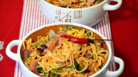 яичная лапша с грудинкой