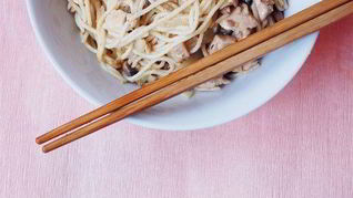 Яичная лапша с курицей и грибами