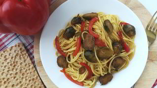 Яичная лапша с овощами по-азиатски