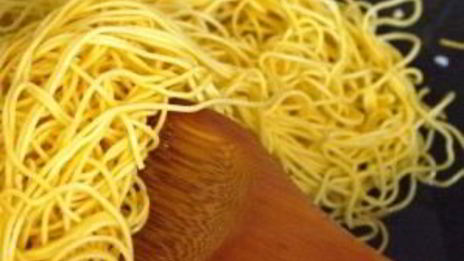 яичная лапша с соевым соусом