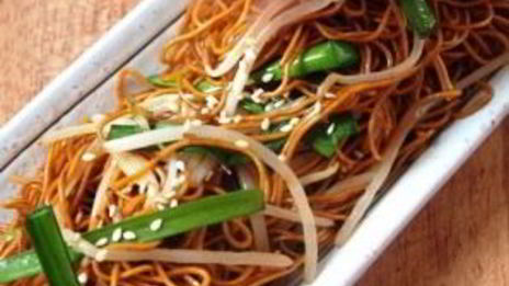 яичная лапша с соевым соусом